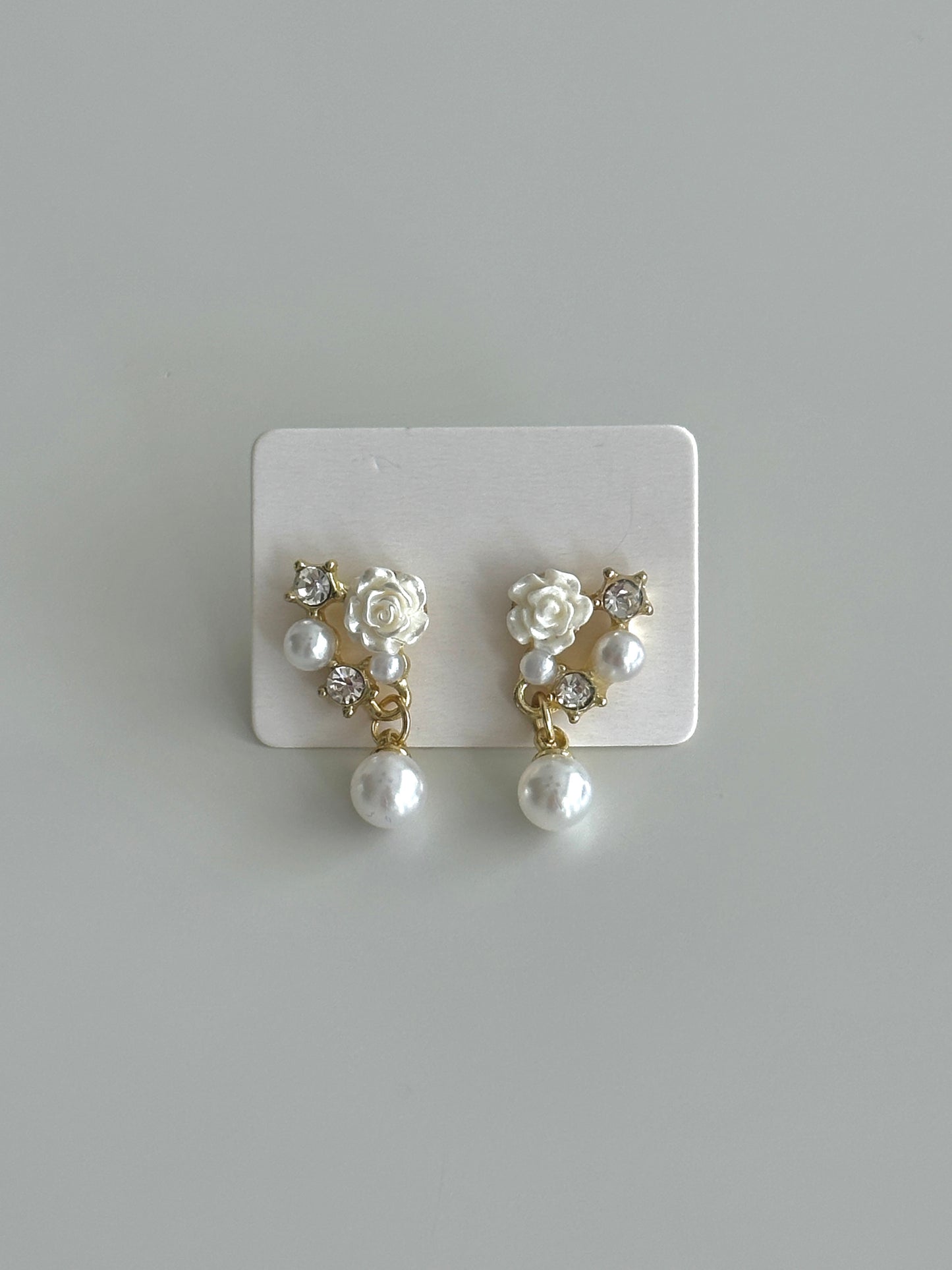 Flower pearl drop earring